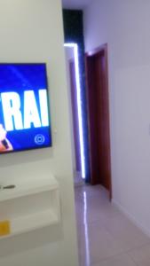 Short stay Osório في أوسوريو: تلفزيون بشاشة مسطحة على جدار في الغرفة