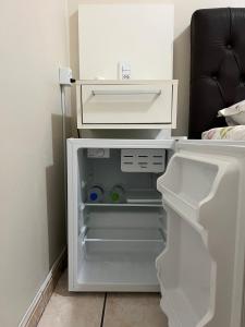 ノヴォ・アンブルゴにあるApartamento 01 dormitório pequenoの部屋の中にドアが開いたままの空の冷蔵庫