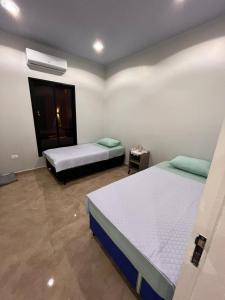 a bedroom with two beds and a window at Dos habitaciones - apartment CDE - Area 4 in Ciudad del Este
