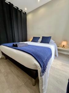 Postel nebo postele na pokoji v ubytování Le Logis Cantilien Lamorlaye-Chantilly