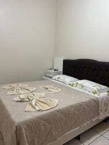 ノヴォ・アンブルゴにあるApartamento 01 dormitório pequenoのベッド(毛布、タオル付)