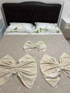 ノヴォ・アンブルゴにあるApartamento 01 dormitório pequenoの大きなタオルが2枚敷かれたベッド +22枚の写真