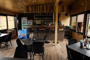 Lounge nebo bar v ubytování Planinska kuca Popovic 3