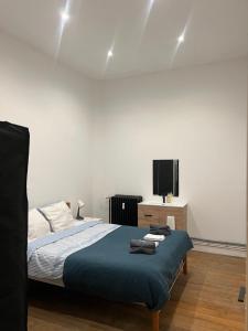 Postel nebo postele na pokoji v ubytování The central stay