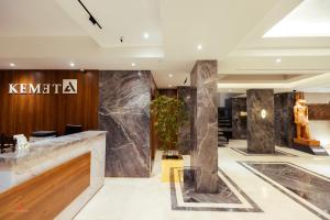 カイロにあるKemet Pyramids View Hotelの大理石の柱が並ぶケンタリアストアのロビー +246枚の写真