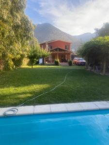 Nespecifikovaný výhled na hory nebo výhled na hory při pohledu z prázdninového domu