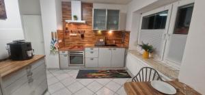 a kitchen with white cabinets and a table in it at Ferienwohnung Lichtblick mit Terrasse in ruhiger Lage in Sulingen