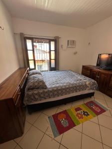 un dormitorio con una cama y una ventana en Apartamento Janelas do Atlântico Praia do Atalaia PA, en Salinópolis