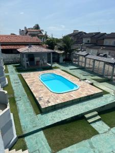 una piscina en el patio de una casa en Apartamento Janelas do Atlântico Praia do Atalaia PA, en Salinópolis