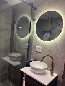 Koupelna v ubytování יוקרה בנתניה + 2 fotografie