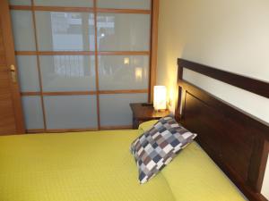 バイヨーナにあるApartamentos Ababides Playaのベッドルーム1室(枕付)