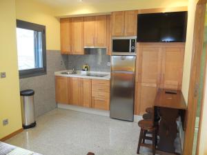 Kitchen o kitchenette sa Apartamentos Ababides Playa