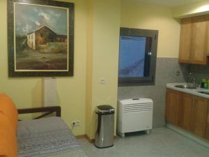 Habitación con cocina con cama y lavamanos en Apartamentos Ababides Playa, en Baiona 20 fotos más