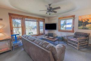 a living room with a couch and a ceiling fan at The Loose Moose Book The 11-unit Mountain Lodge! in Grand Lake