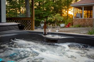 Bazén v ubytování Chalet Memphrémagog Ski Spa, Étang nebo v jeho okolí