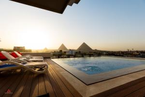 カイロにあるKemet Pyramids View Hotelのピラミッドのある建物の屋上のプール