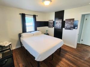 インディアナポリスにあるNewly Updated - Bungalow Blissの部屋にある大きな白いベッドのある寝室