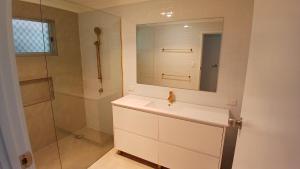 une salle de bain blanche avec un lavabo et une douche dans l'établissement Peaceful Country Home Between Brisbane & GC, à Wolfdene 41 autres photos