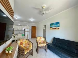 ein Wohnzimmer mit einer Couch und zwei Sesseln in der Unterkunft Res. Ilha Bela in Bombinhas