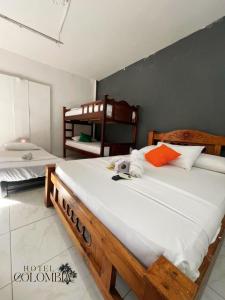 a bedroom with two bunk beds in a room at Hotel colombia in Tolú