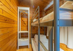 Habitación con literas en una cabaña en Chaletparc Krabbenkreek Zeeland - Chalet 130, en Sint Annaland