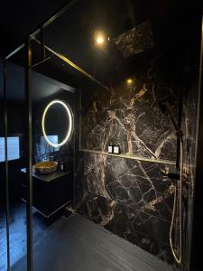 a bathroom with a sink and a mirror at SecretRoomBdx in Carbon-Blanc