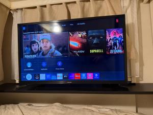 TV de pantalla plana sobre una mesa en Fully Equipped Caravan 1, en Gentofte