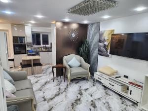 Kuchyň nebo kuchyňský kout v ubytování 4br-7guests-freeparking-garden-nearmanchester