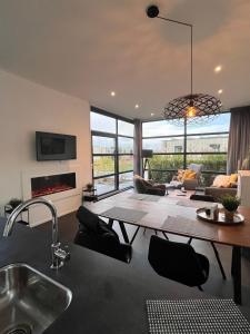 TV a/nebo společenská místnost v ubytování Enkhuizer Strand Chalet am IJsselmeer Haus Nr 226