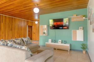 Χώρος καθιστικού στο Gray Oasis, Private Pool