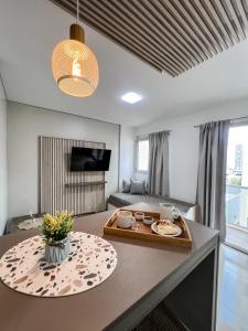 プエルト・マドリンにあるPen y Gelliのテーブルとソファのあるリビングルーム +5枚の写真