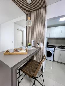 プエルト・マドリンにあるPen y Gelliのカウンターと椅子のあるテーブルのあるキッチン