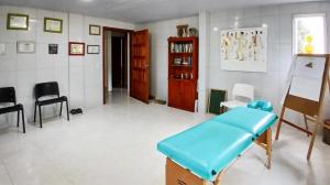 una habitación de hospital con mesa y sillas en Casa do Reiki - Descanso com Café da Manhã Incluso, en Rancho Queimado 9 fotos más