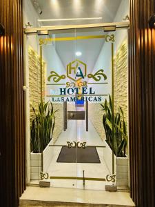a lobby of a hotel with a sign on the door at Hotel Las Americas Confort in Estación El Salto