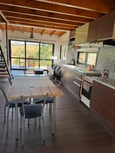 een keuken en eetkamer met een tafel en stoelen bij La Colina de Villa Yacanto in Villa Yacanto