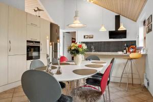 una cocina con mesa blanca y sillas y una cocina con en 490-Snedsted-Niels-Juels-Vej-39, en Snedsted