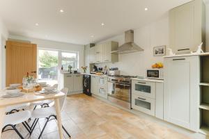 Kuchyň nebo kuchyňský kout v ubytování Luxury 2-Bed House in Stevenage Sleeps 6 Free Parking Barefoot & Board