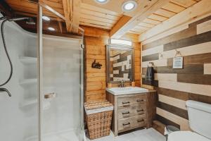 Ένα μπάνιο στο Rustic Elegance Lodge +57 φωτογραφίες