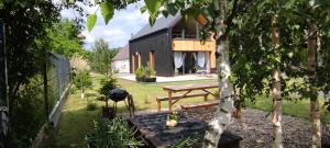 Kotlina Kłodzka Pod Brzozami في كوادسكوم: منزل مع مقعد للتنزه في الفناء