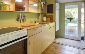 Dapur atau dapur kecil di Gorgeous Home In Malling With Wifi