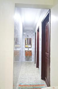 un pasillo con una puerta que conduce a un vestidor en Two Bedrooms Standby Generator DSTV Netflix W-iFi, en Takoradi 12 fotos más