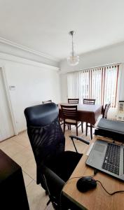 Cette chambre comprend un bureau avec un ordinateur portable et une chaise. dans l'établissement Check and Home - Casa San Luis - 6 Huéspedes en Barrio Chauvin, à Mar del Plata