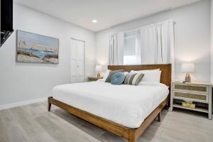 een witte slaapkamer met een groot bed en een raam bij Cypress Breeze, Coastal Comfort! Heated Pool! in Pompano Beach +41 foto's