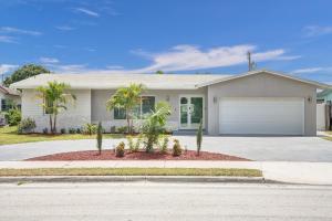 een wit huis met palmbomen ervoor bij Cypress Breeze, Coastal Comfort! Heated Pool! in Pompano Beach