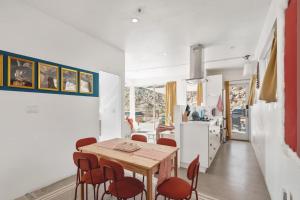 une cuisine et une salle à manger avec une table et des chaises en bois dans l'établissement Stars on the Rocks - Pool, HotTub, FirePit, Boulders!, à Joshua Tree