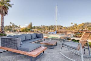 d'une terrasse avec un canapé, des chaises et une table. dans l'établissement Stars on the Rocks - Pool, HotTub, FirePit, Boulders!, à Joshua Tree