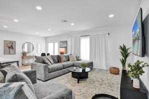 een woonkamer met een bank en een tafel bij Cypress Breeze, Coastal Comfort! Heated Pool! in Pompano Beach