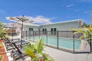 een afbeelding van een zwembad in een huis bij Cypress Breeze, Coastal Comfort! Heated Pool! in Pompano Beach