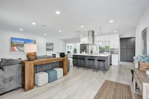 een keuken en woonkamer met een bank en een tafel bij Cypress Breeze, Coastal Comfort! Heated Pool! in Pompano Beach