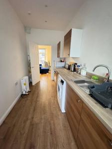 una cocina con fregadero y lavadora en Apartment 4- 216 high street, en Arbroath